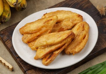 Fried bananas are a snack that is often found in Indonesia, Malaysia, India and Singapore. This food is made from bananas that have been peeled