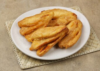 Fried bananas are a snack that is often found in Indonesia, Malaysia, India and Singapore. This food is made from bananas that have been peeled
