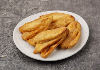 Fried bananas are a snack that is often found in Indonesia, Malaysia, India and Singapore. This food is made from bananas that have been peeled