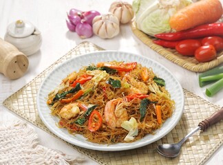 Bihun goreng. Fried vermicelli, fried bee hoon or fried mee hoon refers to a fried noodle dish cooked with vermicelli. Vermicelli with vegetable filling, scrambled eggs, shredded chicken and shrimp