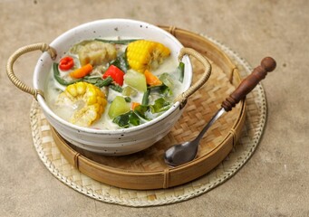 Sayur Lodeh. Lodeh vegetables are vegetables that are usually made from Japanese pumpkin, long beans, eggplant, petai, tempeh, chili, corn and coconut milk.