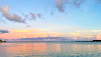 幻想的な南国のサンセット、静かな海と夕暮れ空の絶景、水平線と雲のグラデーション 沖縄平安座島