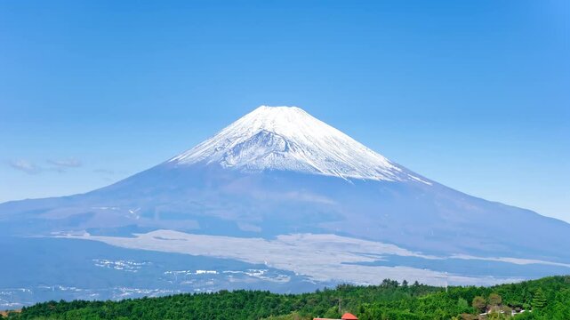 冠雪した秋の富士山・ドローン撮影イメージ