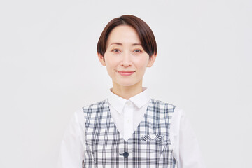 女性　事務員　笑顔　ポートレート　白背景　カメラ目線