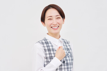 女性　事務員　笑顔　ポートレート　白背景　カメラ目線