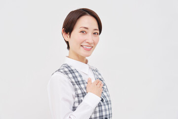 女性　事務員　笑顔　信頼　ポートレート　白背景　カメラ目線