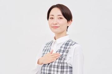 女性　事務員　笑顔　信頼　ポートレート　白背景　カメラ目線