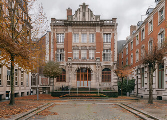 Obraz premium Wide-angle exterior photo of a building showcasing modern and historical architecture