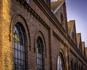 Die Sonne wirft ihre letzten Strahlen auf diese Fassade aus rotem Backstein. Industrieller Charme...