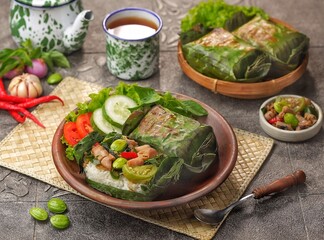 Nasi Bakar. Grilled rice refers to rice that is grilled with charcoal until the banana leaves turn slightly black using several spices and side dishes, then wrapped in banana leaves, then grilled over