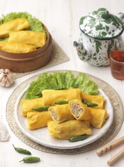 Sosis Solo Basah. Wet solo sausage is a snack containing chopped chicken wrapped in an omelet and then rolled up. This wet solo sausage is cooked by steaming