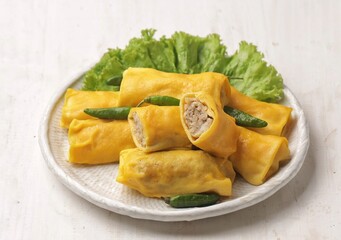 Sosis Solo Basah. Wet solo sausage is a snack containing chopped chicken wrapped in an omelet and then rolled up. This wet solo sausage is cooked by steaming