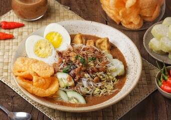 Ketoprak is a typical Jakarta breakfast menu that you can make yourself at home. The contents of Ketoprak Jakarta are vermicelli, bean sprouts, white tofu, and lontong plus a sprinkle of peanut sauce.
