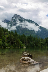 tief hängende Wolken um den Berg am Hintersee in den Alpen bei Berchtesgarden in Deutschland