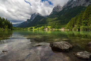 Bergpanorama am Hintersee in den Alpen bei Berchtesgarden in Deutschland