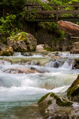 Wasserlauf am Hintersee in den Alpen bei Berchtesgarden in Deutschland