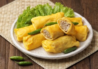 Sosis Solo Basah. Wet solo sausage is a snack containing chopped chicken wrapped in an omelet and then rolled up. This wet solo sausage is cooked by steaming