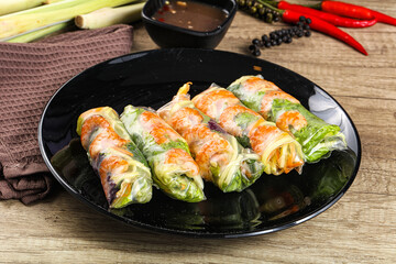 Vietnamese spring roll with prawn and mango
