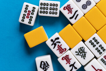 青背景に並ぶマージャン牌