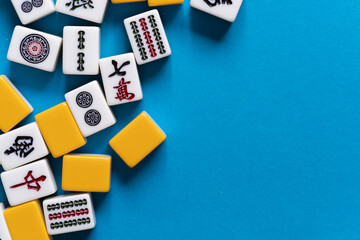 青背景に並ぶマージャン牌