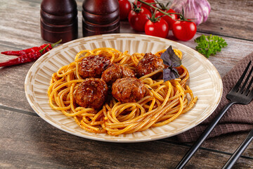 Meatballs with tomato sauce and spaghetti