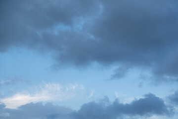 青空に突然現れた雨雲