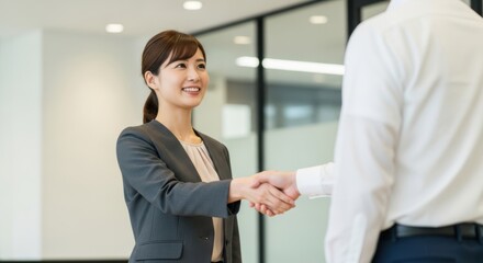 笑顔で握手する女性のビジネスシーン