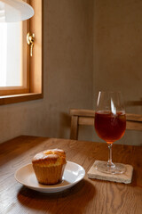 アンティーク家具の落ち着いたカフェでいただくマフィンとアイスティー