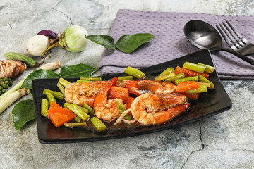 Prawn with asparagus and spices