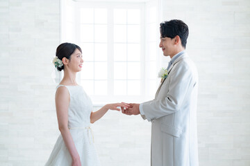 指輪交換する女性