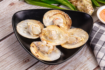 Grilled scallops with cream cheese