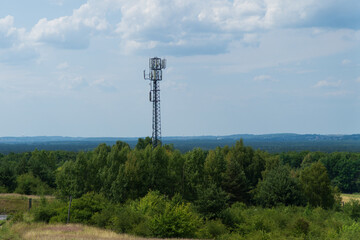 stacja bazowa gsm na tle panoramy wzgórzystej 