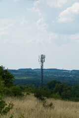 stacja bazowa gsm na tle panoramy wzgórzystej  © rob