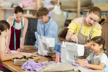 Girl children help each other make dresses, sewing courses for children, and optional extracurricular activities. ..