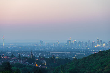 Blick auf Frankfurt am Main von Kronberg im Taunus, Hochtaunuskreis Hessen, Deutschland

