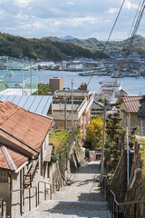 広島県・尾道市 坂の上から見下ろす街並みと尾道水道と向島