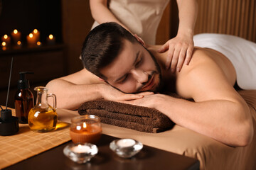 Obraz na płótnie Canvas Man receiving relaxing massage in spa salon