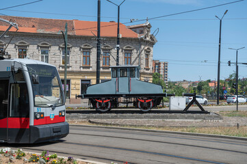 Zabytkowa lokomotywa elektryczna i nowoczesny tramwaj w centrum Oradei, Rumunia