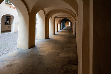 Prospettiva dei portici tipici delle storiche cittadine italiane.