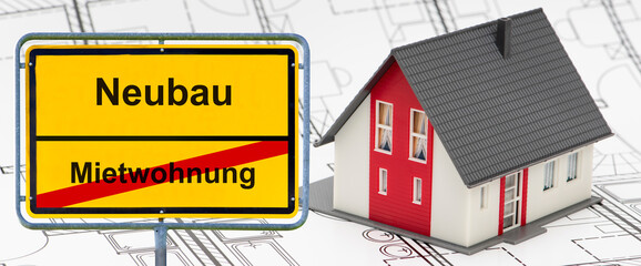 Obraz premium Vor einem Modellhaus steht ein Ortsschild, das beschriftet ist mit dem Aufdruck Neubau und Mietwohnung - FOTOMONTAGE