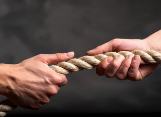 Konkurrenz, Wettkampf, der Stärkste gewinnt, oder am gleichen Strang ziehen, Zusammenhalt, Teamwork, 