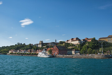 Fototapeta premium Bodensee, Blick auf Meersburg mit Schiff MS Schwaben