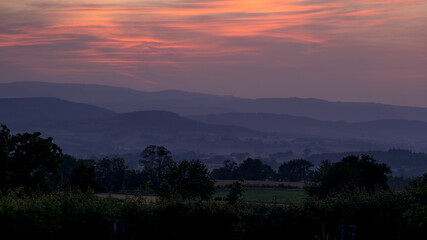 Coucher de soleil sur le paysage pittoresque du Morvan en Bourgogne en France