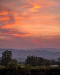 Coucher de soleil sur le paysage pittoresque du Morvan en Bourgogne en France