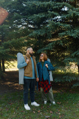 Fototapeta premium Couple enjoys a peaceful moment in outdoor surrounded by nature during a sunny afternoon