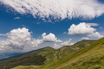 Fototapeta premium Il Corno e la Nuda con il cielo nuvoloso