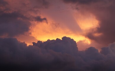 Toma de lejos de unas bellas nubes de color naranja o rojo en un cielo de color azul durante el atardecer