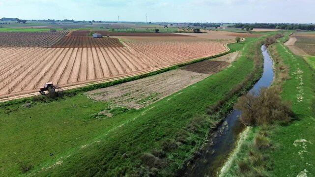 PAISAJE CON RIO Y TRACTOR