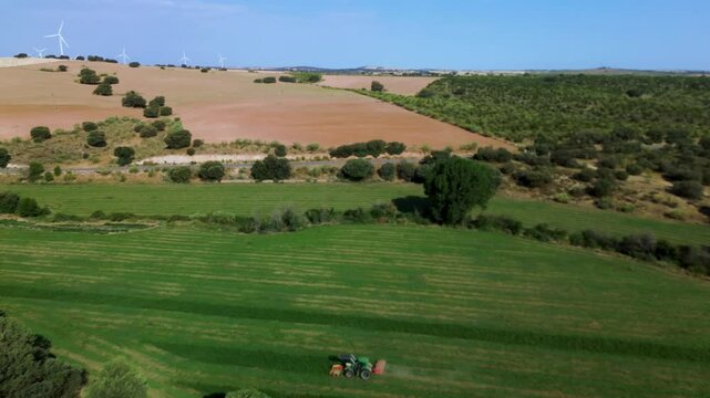AGRICULTOR CON TRACTOR TRABAJANDO EN EL CAMPO