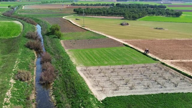 PAISAJE CON RIO Y TRACTOR